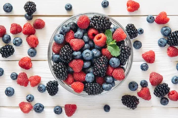 Poster Gezond gemengd fruit en ingrediënten van bovenaanzicht © gilitukha