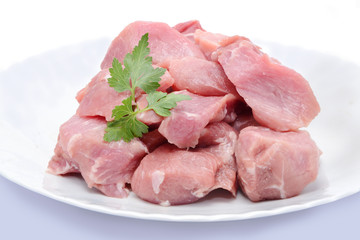 Schweinefleisch Gulasch roh ungekocht auf Teller. Fleisch wird teuerer.