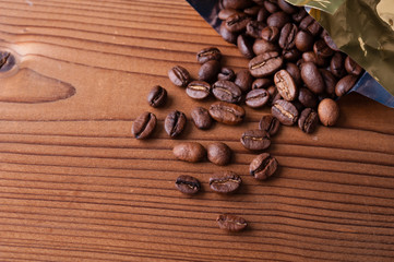 コーヒー豆と木製のテーブル