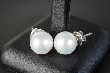 pearls earrings