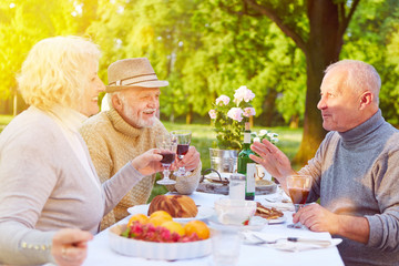 Gruppe Senioren feiert Geburtstag