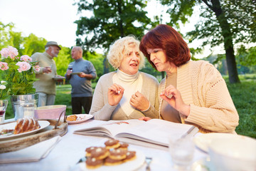 Senioren reden über Buch bei Feier