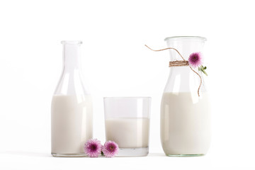 verschiedene Milchgefäße mit Milch