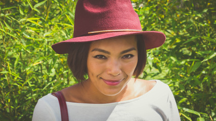 asiatische Frau mit rotem Hut