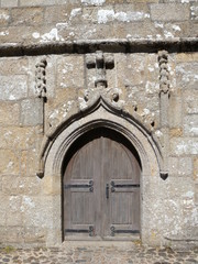 Fototapeta na wymiar Holztür der Kapelle Notre-Dame