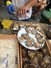 cocinero preparando ostras en un puesto en galicia