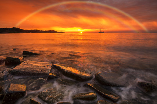 Fototapeta Kolorowy zachód słońca nad morzem