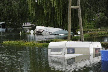 Hochwasser auf einem Campingplatz am Rhein - 88613048