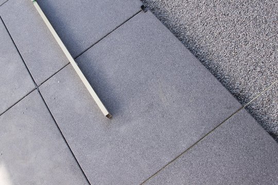 Terrassenplatten verlegen / großformatige Betonsteine