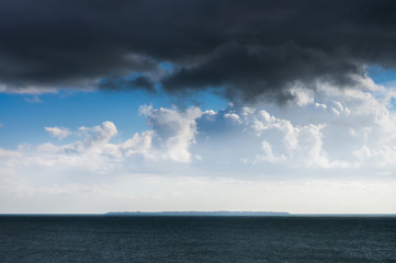 Bretagne, Île de Groix vue de la terre ferme avec un ciel orageux