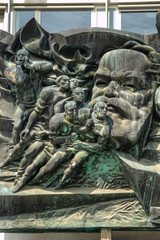 Bronzerelief Aufbruch mit Karl Marx Portrait