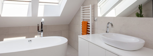 Bath and washbasin