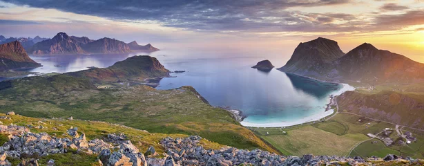 Foto auf Acrylglas Skandinavien Norwegen. Panoramablick auf die Lofoten-Inseln von Holadsmelen, während des Sommersonnenuntergangs.