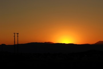 Fototapeta na wymiar Красивый восход солнца из-за гор Средиземноморья