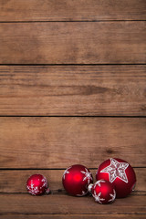 Rote Weihnachtskugeln auf altem Holz Hintergrund zur Dekoration.