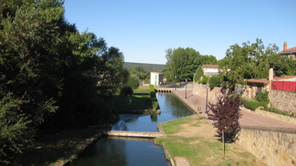 Río y canal
