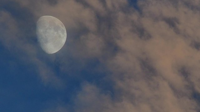 Mond mit Wolken