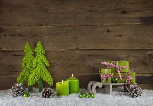 Weihnachtlicher Hintergrund mit Kerzen, Geschenken und Weihnachtsbaum in grün, weiß, rot und braun.
