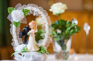 Tortenschmuck und weiße Rosen zur Dekoration für Hochzeit 