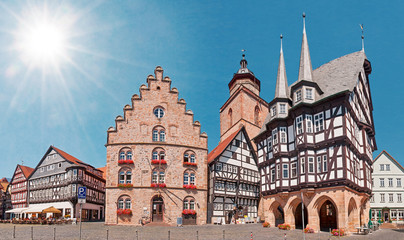 Marktplatz von Alsfeld in Hessen mit Fachwerk-Rathaus und steinernem Weinhaus