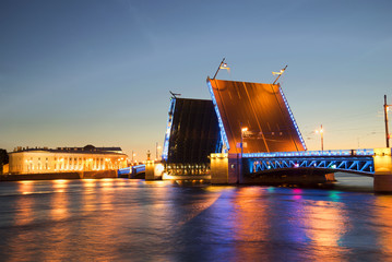 Fototapeta na wymiar Вид на разведенный Дворцовый мост с Адмиралтейской набережной белой ночью. Санкт-Петербург
