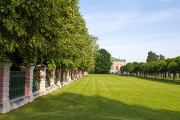Парки Москвы. Дворянская усадьба Кусково. Забор усадьбы с деревьями и газон. © 1802185