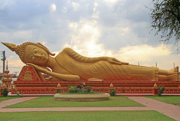 lying buddha in wat that luang tai