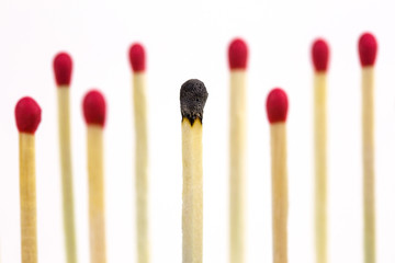 Konzept burnout - verbranntes Streichholz freigestellt vor weißem Hintergrund
