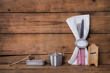 Alter Holz Hintergrund mit Messer und Gabel als Dekoration zum Kochen und für die Küche in rot...