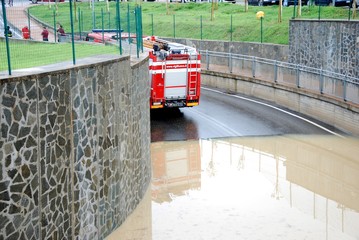 autopompa dei vigili del fuoco, emergenza strada allagata