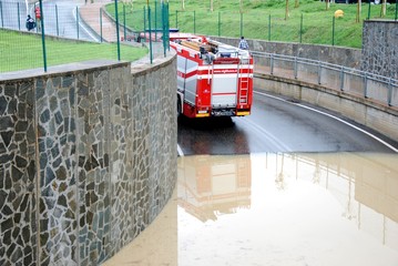 autopompa dei vigili del fuoco, emergenza strada allagata