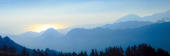 Wandaufkleber Gebirgssilhouette bei Sonnenaufgang (Picos de Europa/Spanien) © Visions-AD