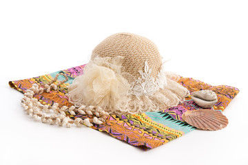 Damenhut, Rock und Muscheln