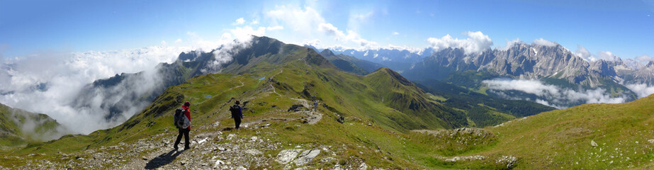 Fototapeta na wymiar karnischer Höhenweg - Wanderer am Sattel - Panorama