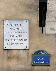 Plaque commémorative de la mort de Voltaire, sise au 27, quai Voltaire à Paris 