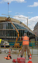 Mise en place de poutres sur un grand chantier de construction