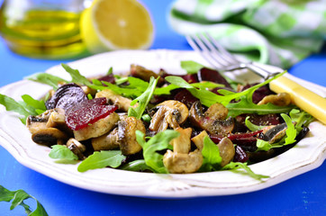 Beet salad with arugula and mushrooms.