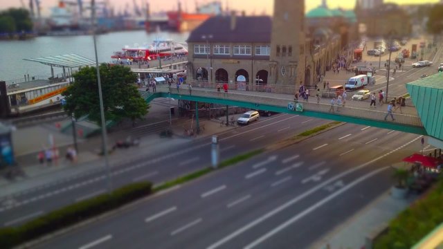 Hamburg im Zeitraffer. Landungsbrücken (Tilt Shift)