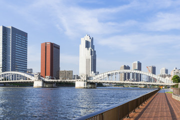 Obraz premium 夕日を浴びる勝鬨橋