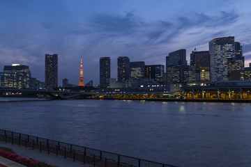 隅田川の夕景／勝どきより築地市場越しに見た銀座・新橋・浜松町方面の夕方の景色
