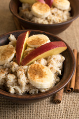 Oatmeal with banana, apple and cinnamon