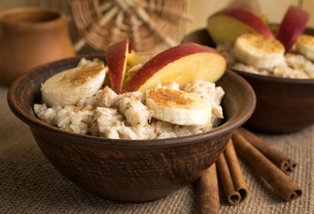 Oatmeal with banana, apple and cinnamon
