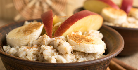 Oatmeal with banana, apple and cinnamon