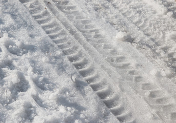 traces of the car in the snow