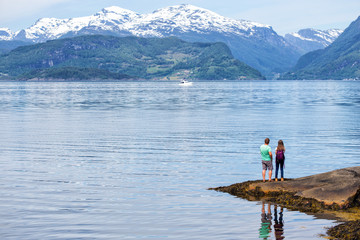 Fototapeta na wymiar tourist girl at the Hardangerfjorden