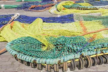 Foto op Canvas visnetten die te drogen liggen op de kade © sabinevanerp