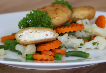 Käse paniert mit Gemüse