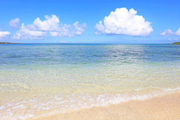 Fototapeta na wymiar 伊是名島の美しい珊瑚の海と夏空