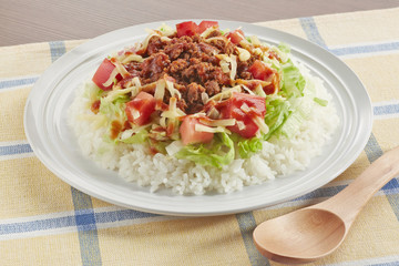 今日のごはんはタコライス