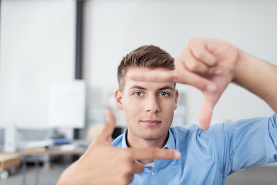 mann macht einen rahmen mit den fingern